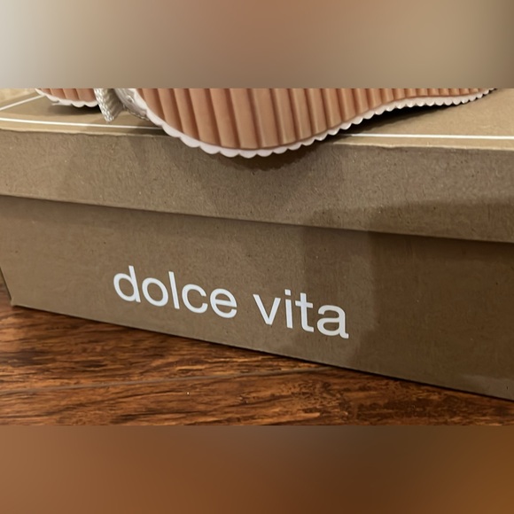 Dolce Vita Dannis ivory sneakers size 6.5
Cream color - Picture 7 of 9